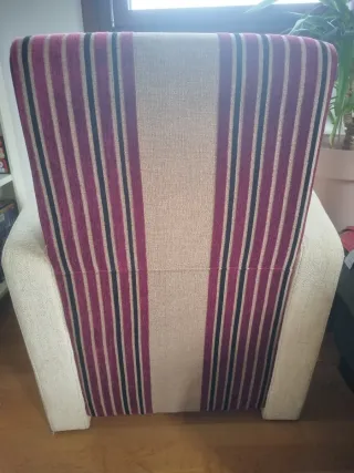 Butaca de tela beige y morado