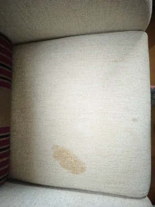 Butaca de tela beige y morado