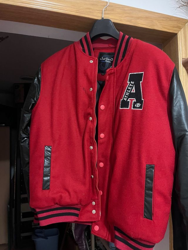 Chaqueta Varsity Just Don't Give Roja y Negra