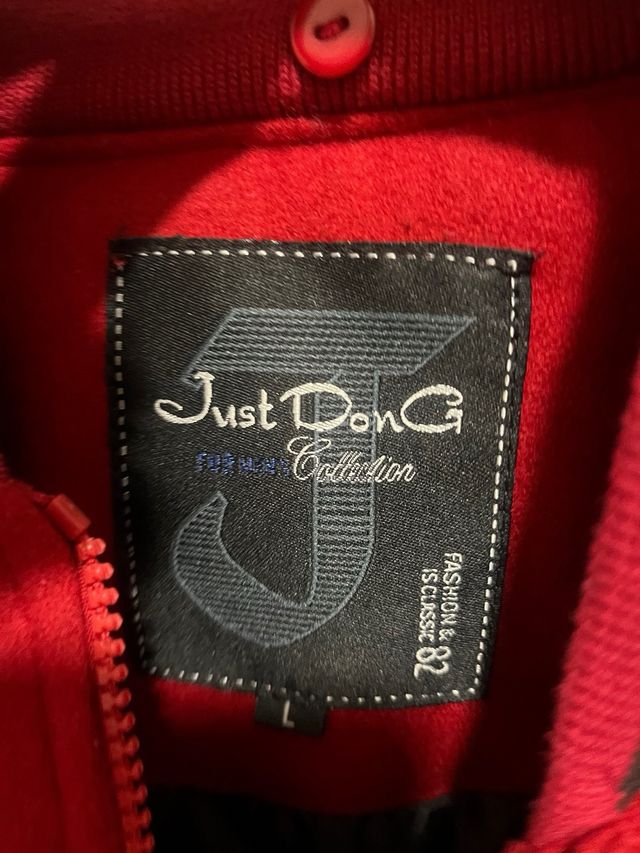 Chaqueta Varsity Just Don't Give Roja y Negra