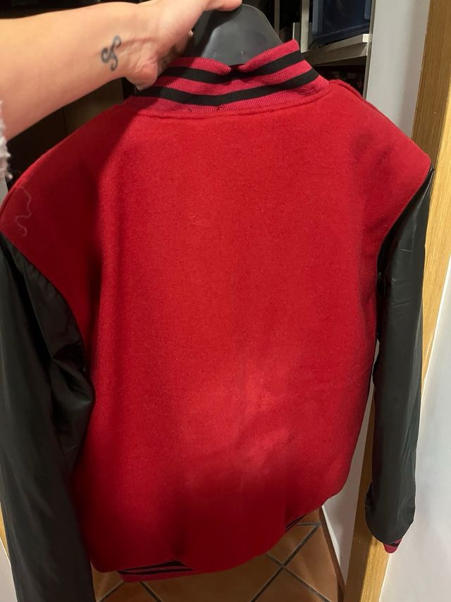 Chaqueta Varsity Just Don't Give Roja y Negra