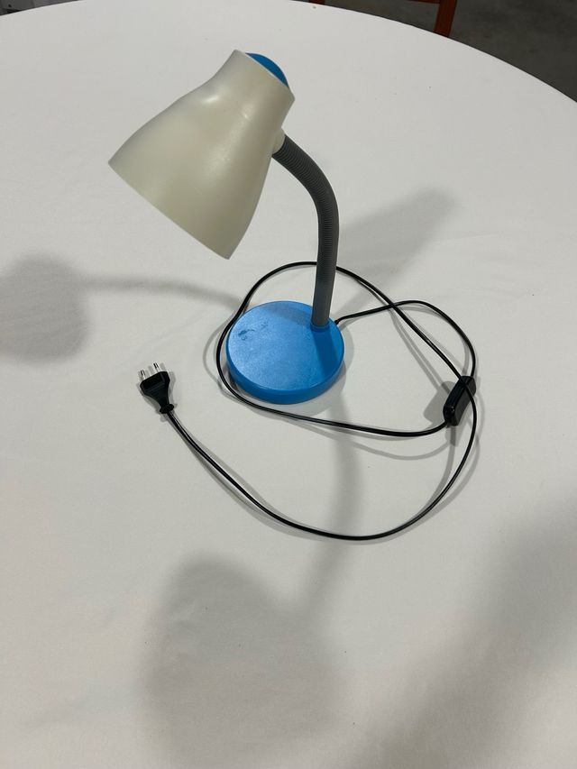 Flexo de escritorio azul y blanco