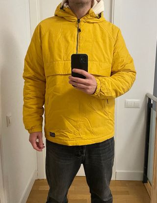 Anorak tipo canguro amarillo