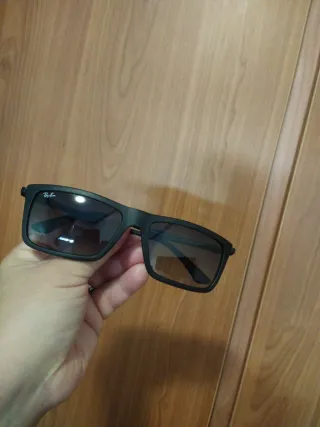 Gafas de sol Ray-Ban negras y grises