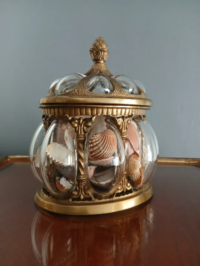 Recipiente de cristal y metal vintage.