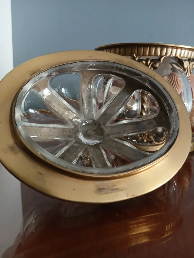 Recipiente de cristal y metal vintage.