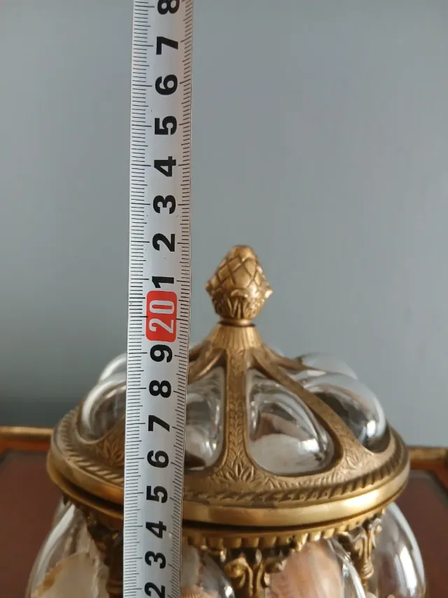 Recipiente de cristal y metal vintage.