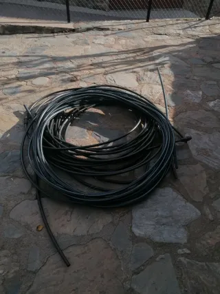 Manguera negra enrollada