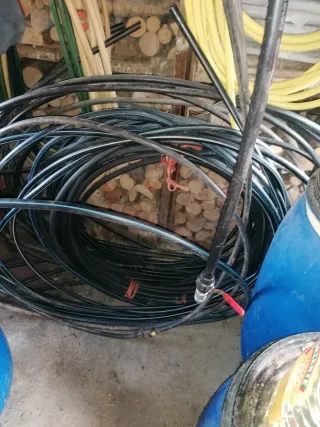 Manguera negra enrollada