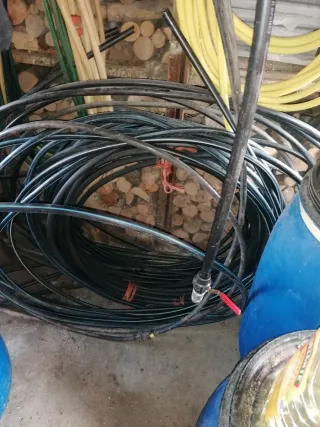 Manguera negra enrollada