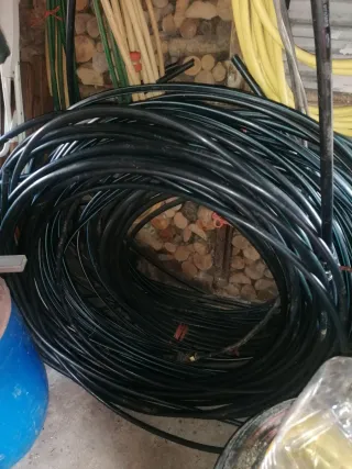 Manguera negra enrollada