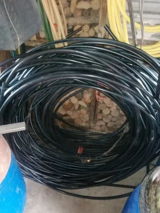 Manguera negra enrollada