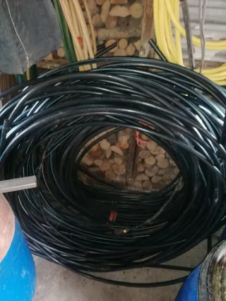 Manguera negra enrollada