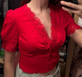 Blusa crop top roja con encaje