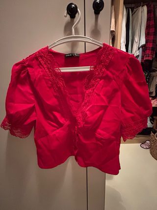 Blusa crop top roja con encaje