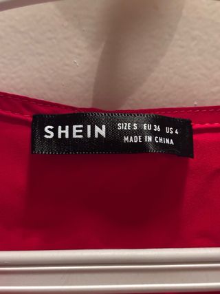 Blusa crop top roja con encaje