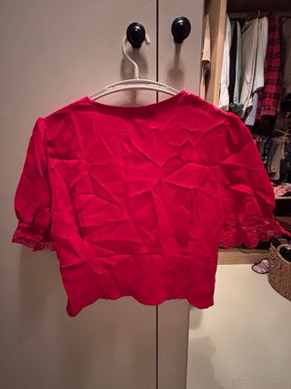 Blusa crop top roja con encaje