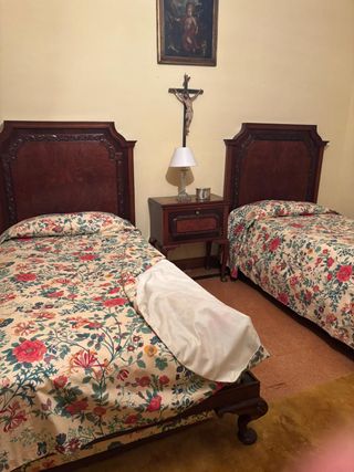 Set di letti, testate e comodini