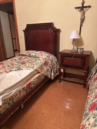 Set di letti, testate e comodini