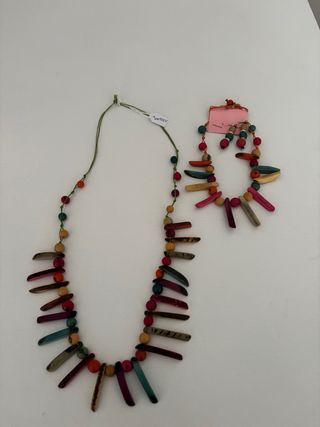 Collares y pendientes de tienda. 6€ uno,40 el lote
