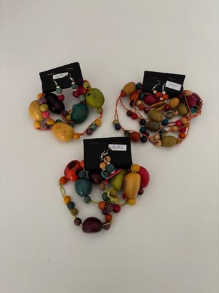 Collares y pendientes de tienda. 6€ uno,40 el lote