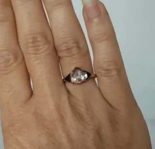 Anillo dorado con piedra transparente y detalles