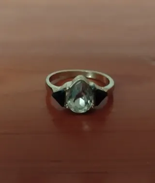 Anillo dorado con piedra transparente y detalles