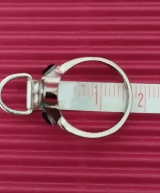 Anillo dorado con piedra transparente y detalles