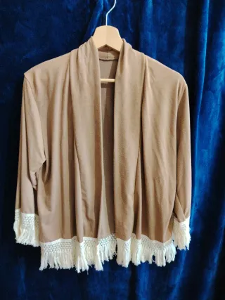 Chaquetilla beige con flecos