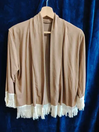 Chaquetilla beige con flecos