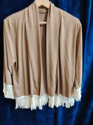 Chaquetilla beige con flecos