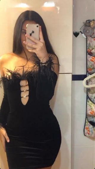 Vestido negro con plumas