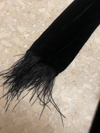 Vestido negro con plumas