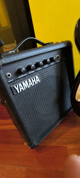 Fender Squier + Amplificador Yamaha 25W + Boss wah