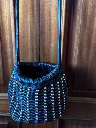 Bolso  Piel Zara negro con tachuelas plateadas