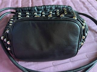 Bolso  Piel Zara negro con tachuelas plateadas