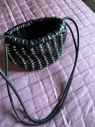 Bolso  Piel Zara negro con tachuelas plateadas