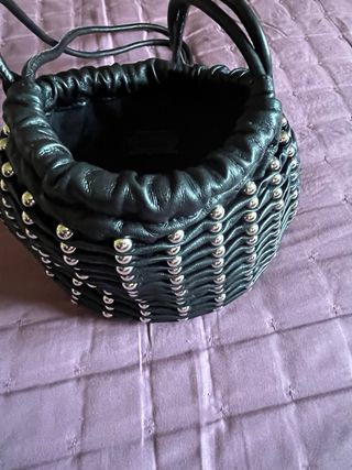 Bolso  Piel Zara negro con tachuelas plateadas