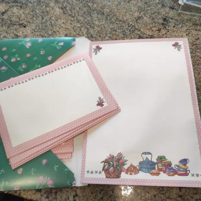 Buste e fogli con decorazioni floreali