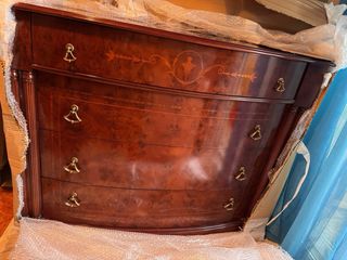 Habitación matrimonio con cómoda y espejo