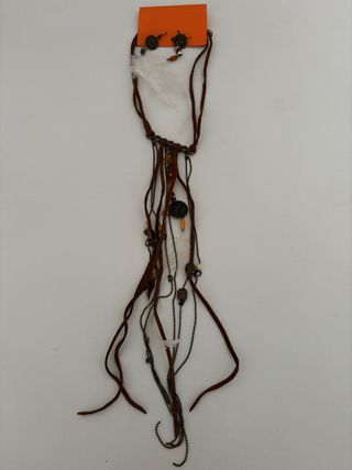 Collar y pendientes con plumas