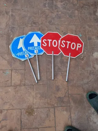 Señales de tráfico STOP y Precaución