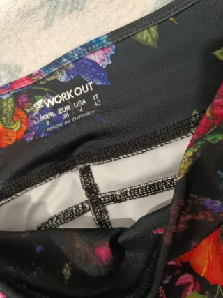 Leggings con estampado floral y malla