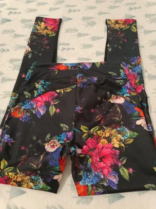 Leggings con estampado floral y malla