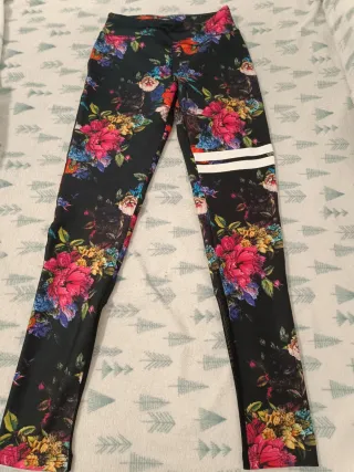 Leggings con estampado floral y malla