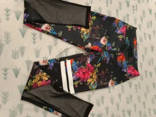 Leggings con estampado floral y malla