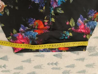 Leggings con estampado floral y malla