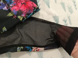 Leggings con estampado floral y malla