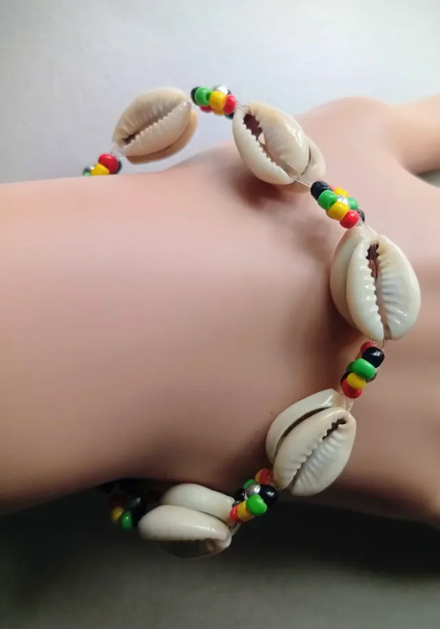 Pulsera conchas cauri y cuentas rastafari 21cm