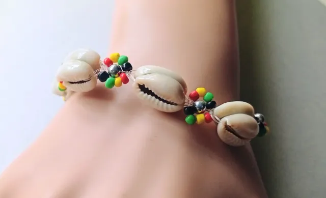 Pulsera conchas cauri y cuentas rastafari 21cm